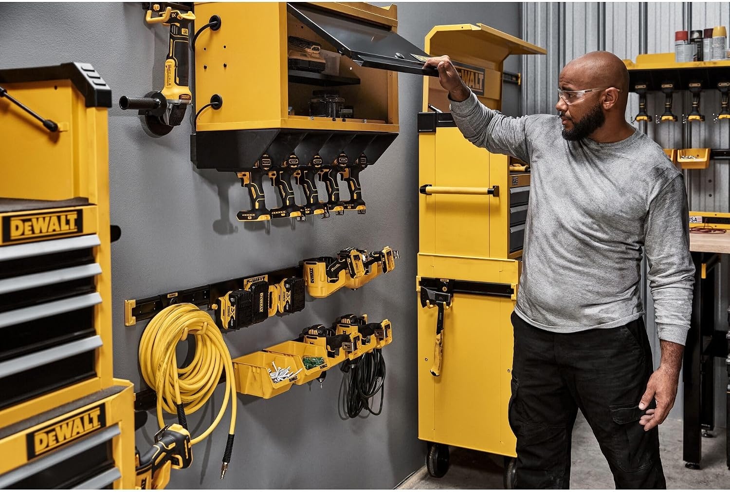 image:imageDEWALT Battery Organizer Holds up to 4 Batteries Mount Rail Workshop Storage System Compatible DWST82819One Size
